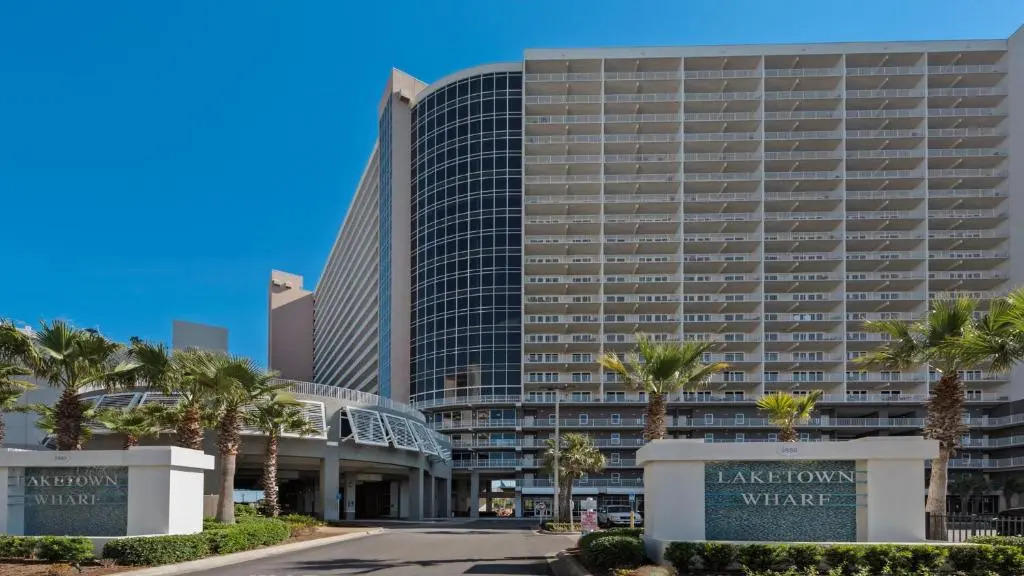 Large 3 Bd Penthouse 2020 In Laketown, Great Views and Amenities!