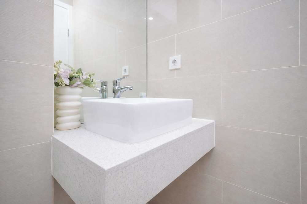 Good Design And Restful 1Br At Apartment Daan Mogot City