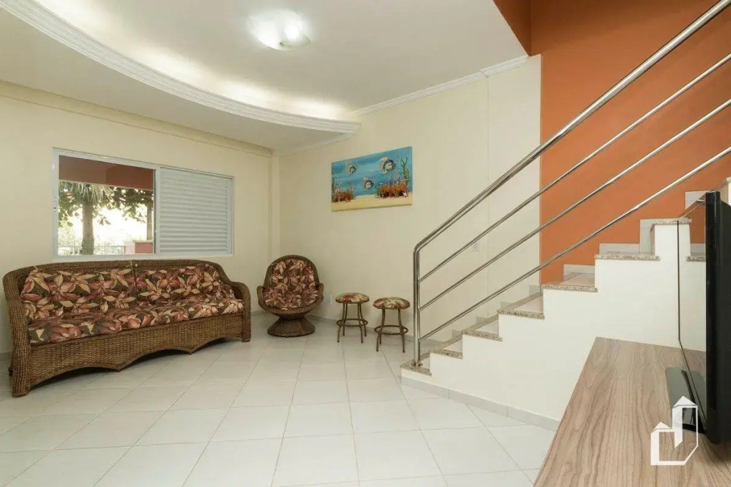 Casa com 03 dormitórios na quadra do mar