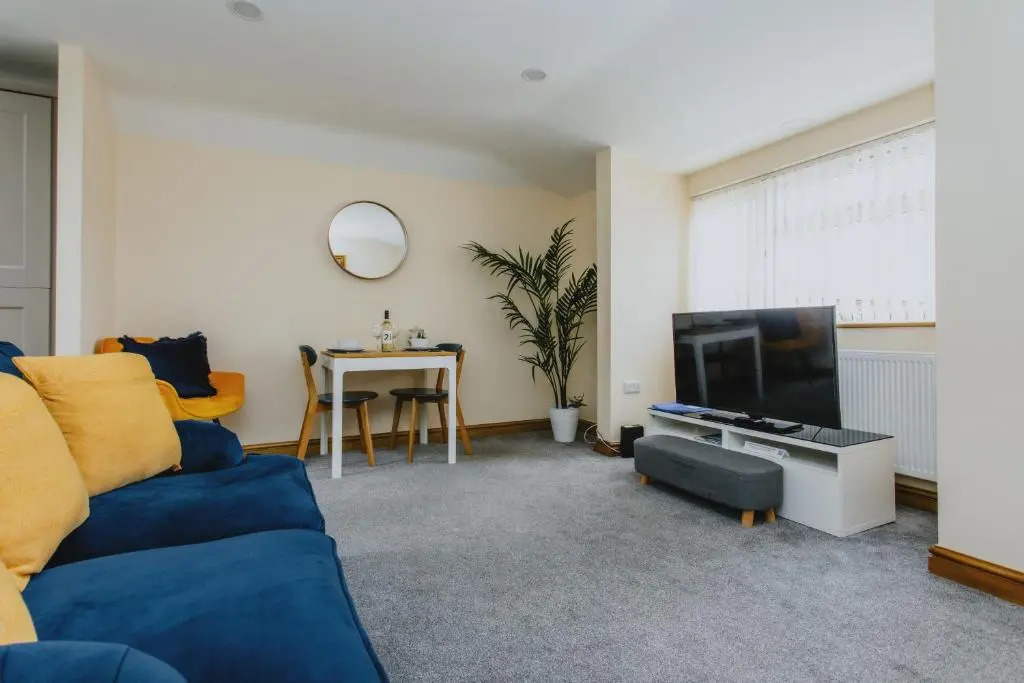 Spacious 2nd Floor Apartment - King Size Bed & Free Parking