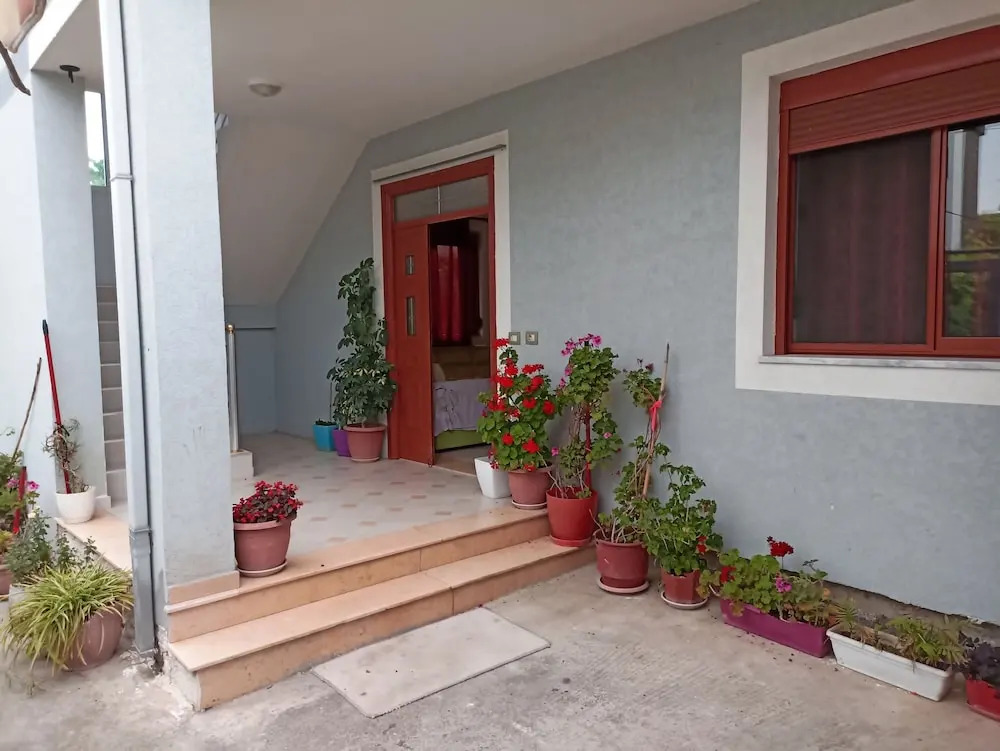 "quiet Independent Apartment With Garden."