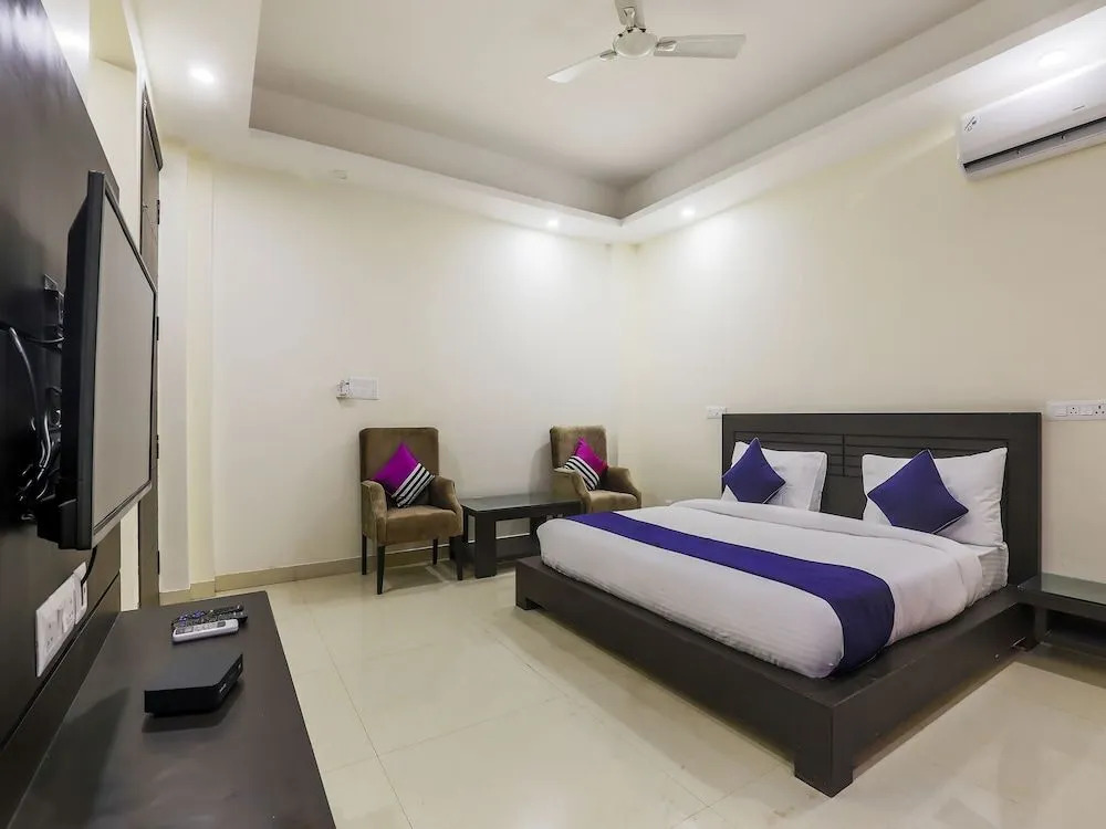 Silverkey Medanta Sec 38 By OYO Rooms