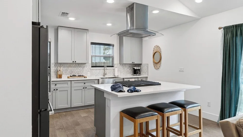 Eastside Keys by Avantstay Bright East Austin Stay + Backyard Dining + Near 6th St and Downtown