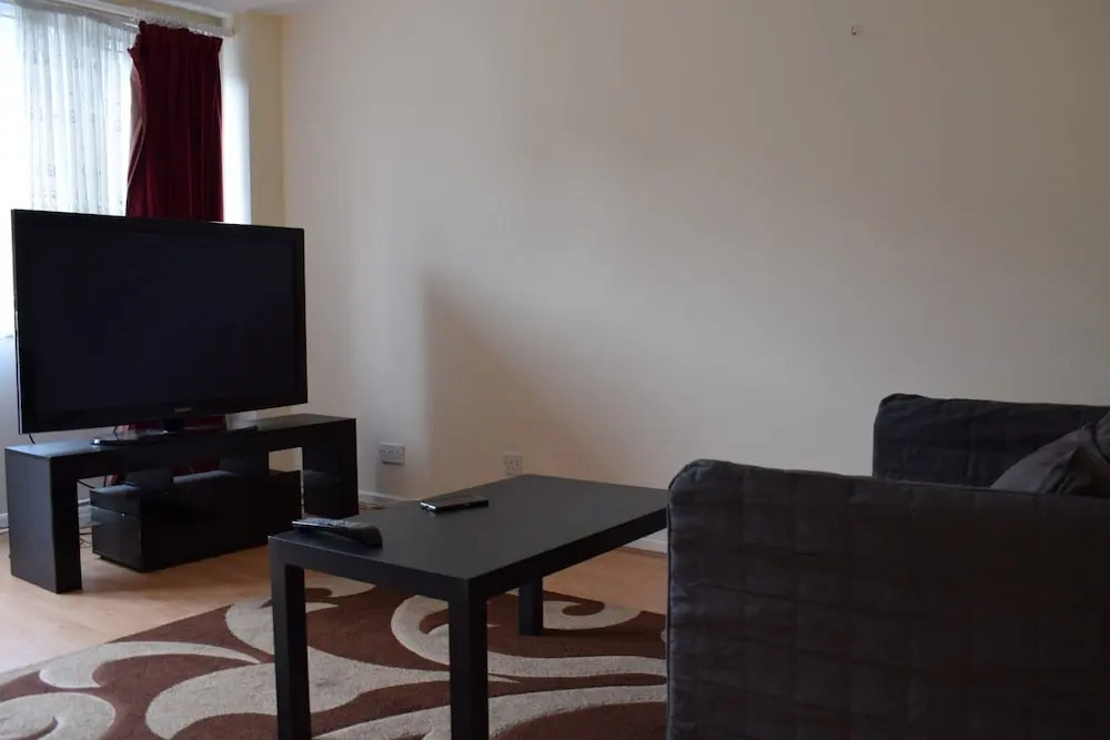 Spacious 2 Bedroom House in Bow