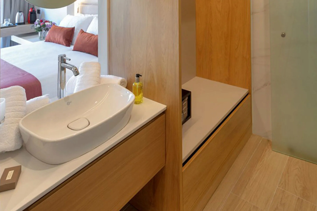 The City Hotel & Suites