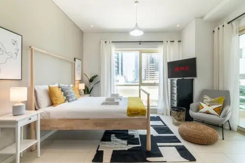 Luton Vacation Homes -Spacious Studio in Royal Oceanic, Dubai Marina