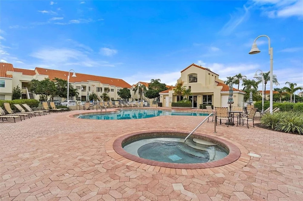 Sunlit St Petersburg Condo w/ Community Pool