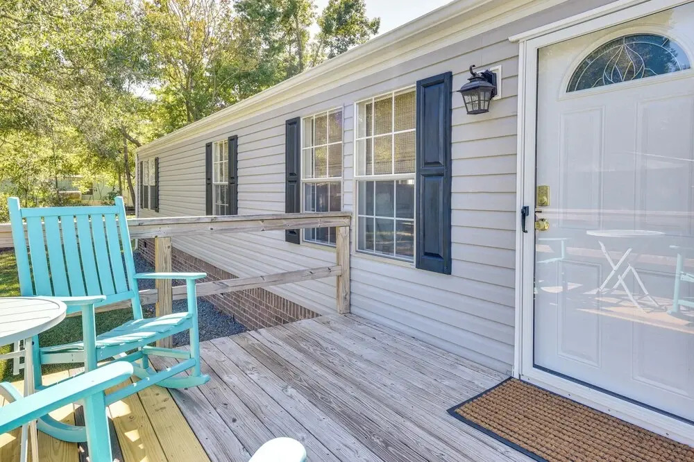 Supply Cottage w/ Deck < 2 Mi to the Beach!