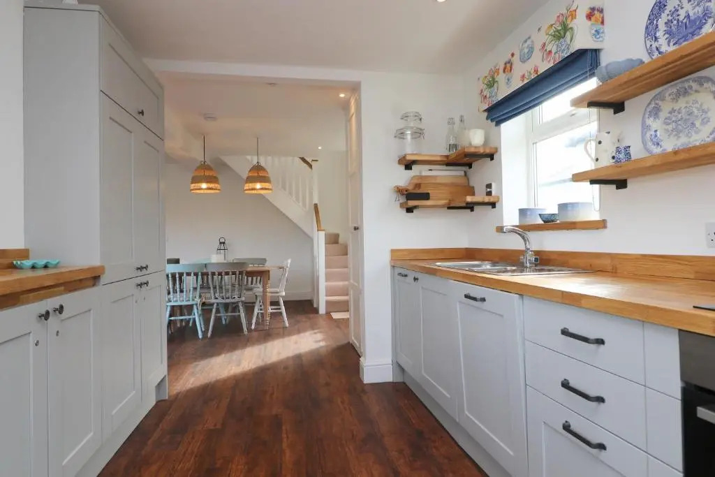 Spacious & modern beach house, 100m to beach