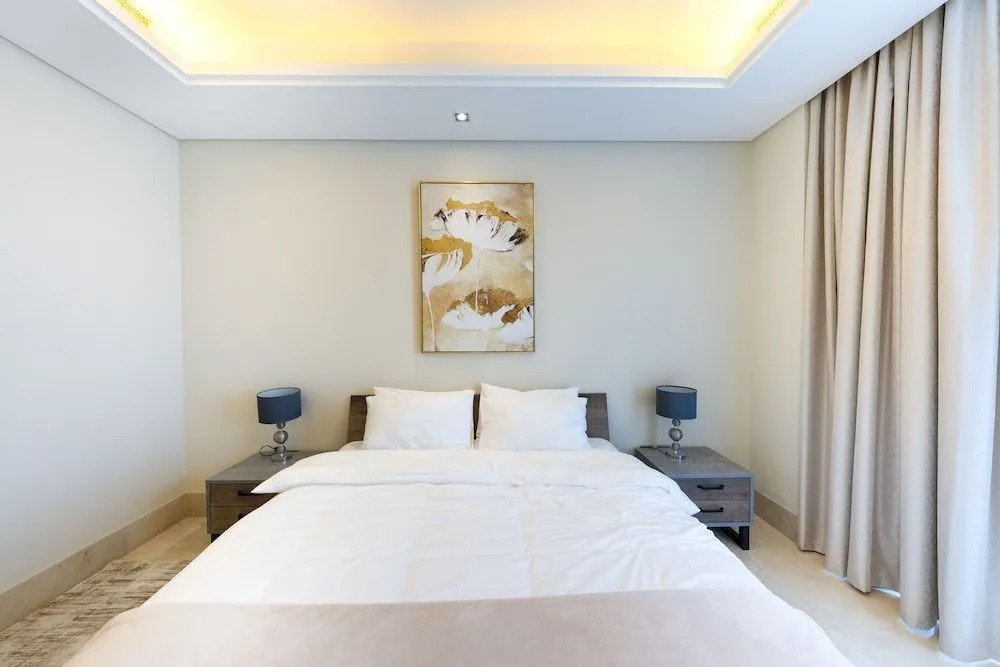 Spacious beachfront 2 bedroom apartment