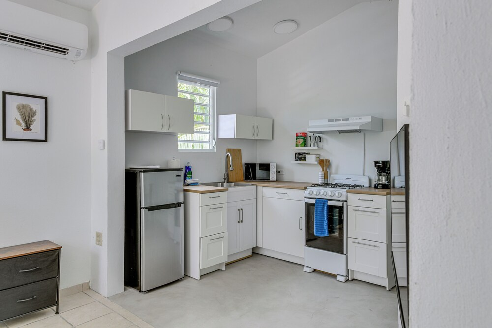 Hillside Vieques Casita w/ Pool & Hot Tub Access!