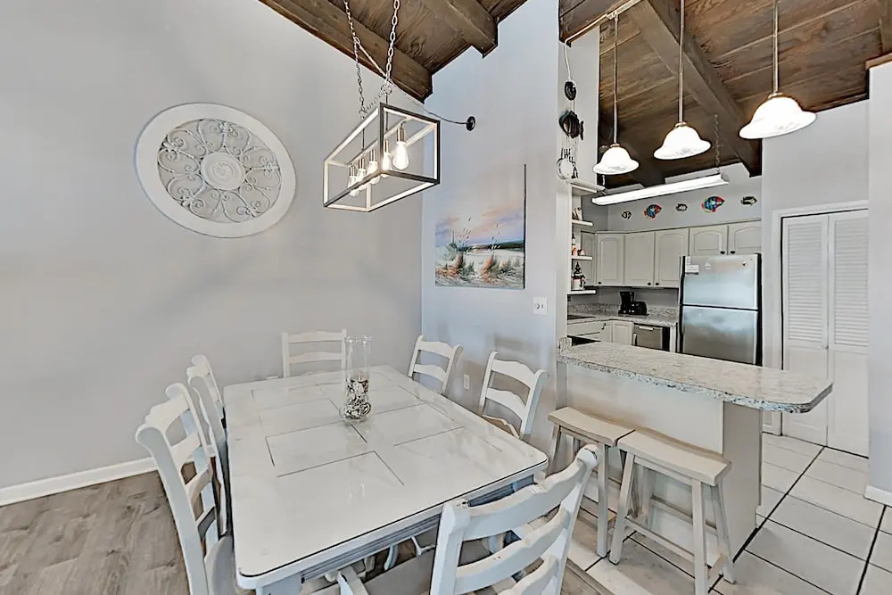 Newly Remodeled W/ Pool - Steps To Beach! 2 Bedroom Condo