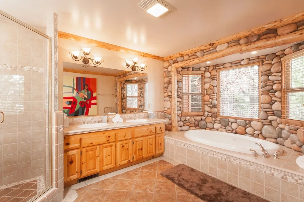 No. 27 Lakefront Lodge - 5 Br Home