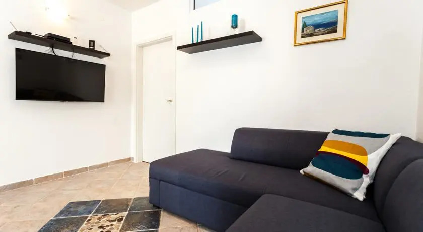 Apartment 5M