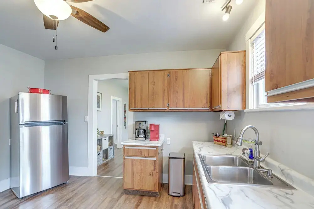 1 Mi to Water & Dtwn: Lake Erie Family Getaway