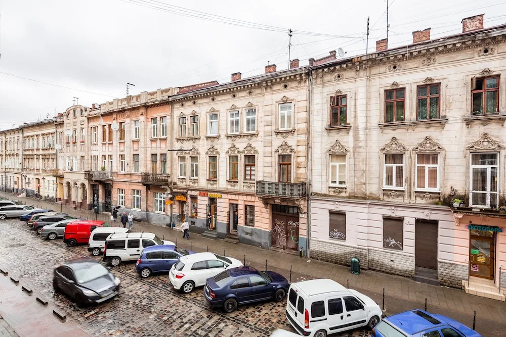 Three rooms in the center on Kulisha