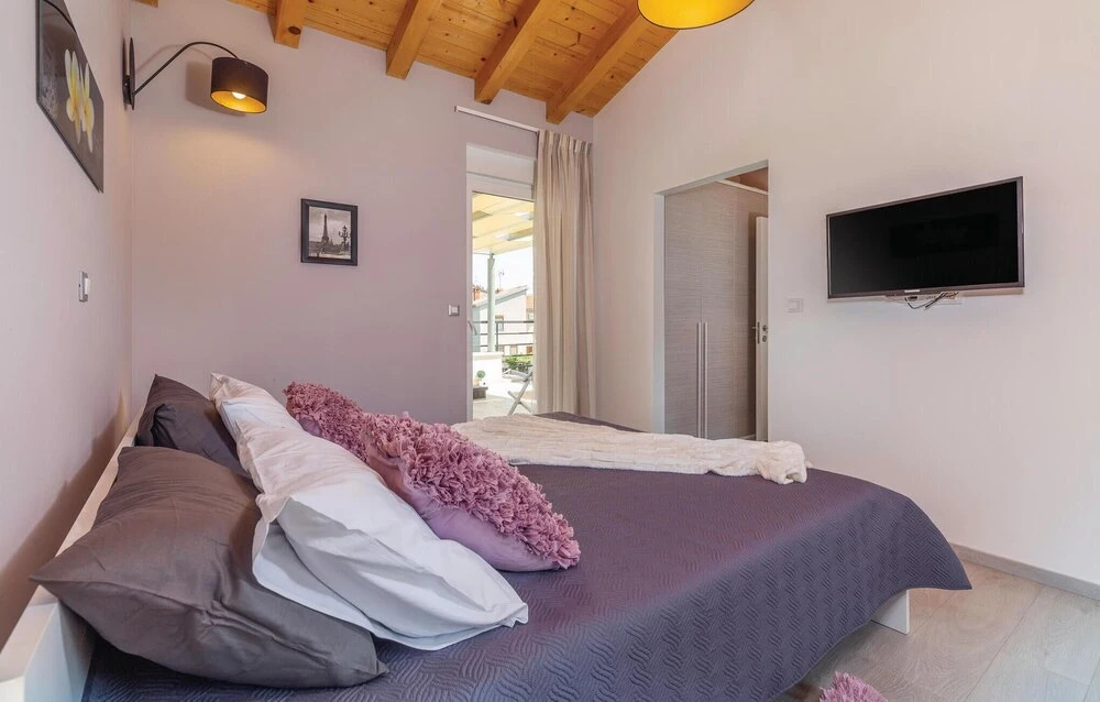 Awesome Home in Stinjan with Hot Tub, WiFi & 4 Bedrooms