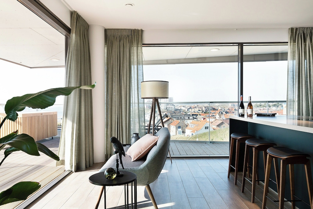 Chic Apartment for 8 With Seaview
