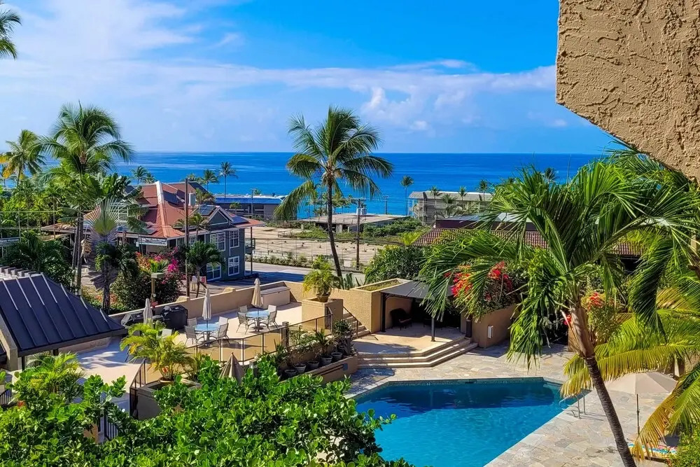 Downtown Kona Condo w/ Pool Access: Walk to Beach!