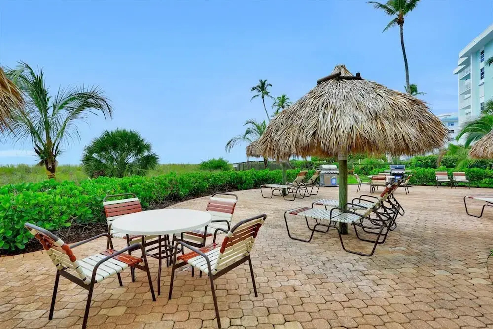 Modern 11th Floor Beachfront Condo With Views/pool