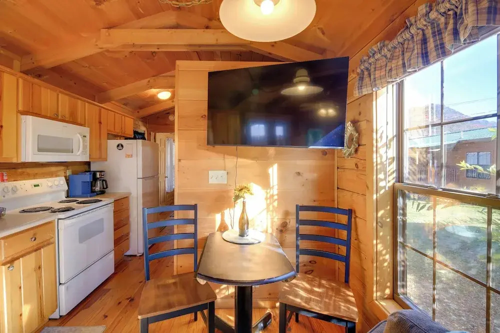 Pet-friendly Damascus Cabin w/ Deck & Mtn Views