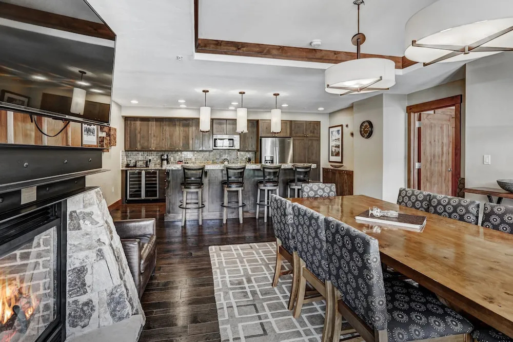 One Ski Hill Place S8421