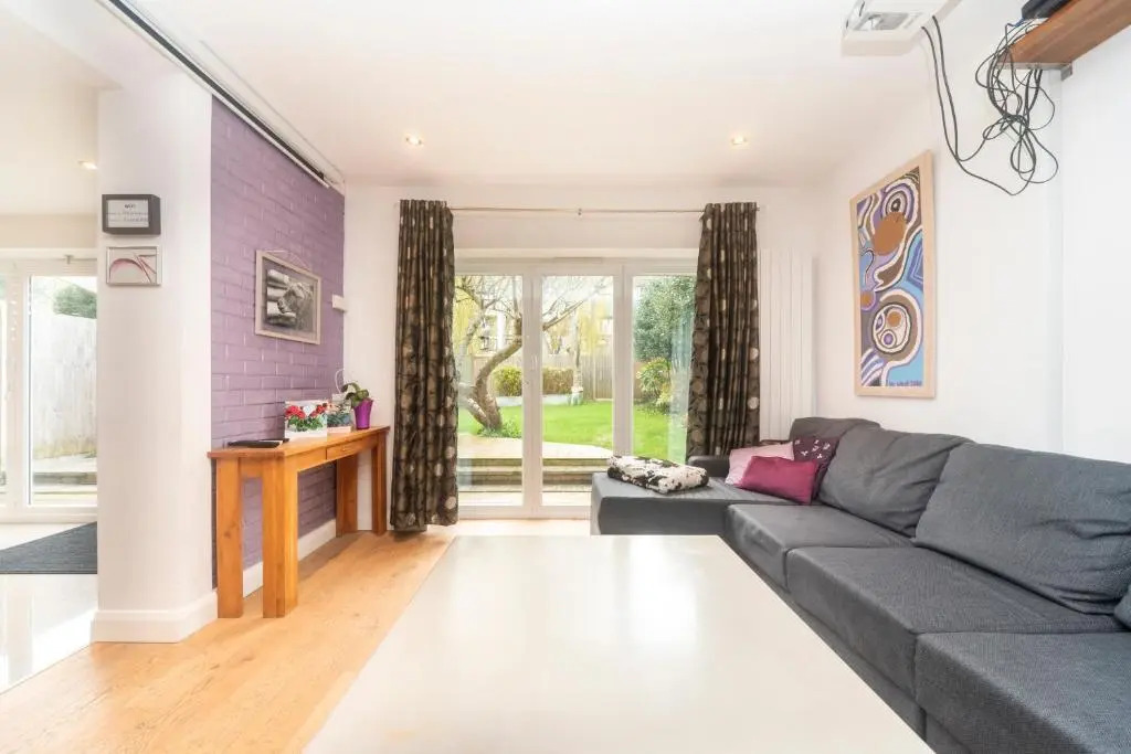 6 bedrooms beautiful home 3 bathrooms, quiet location with garden near Legoland Windsor Heathrow