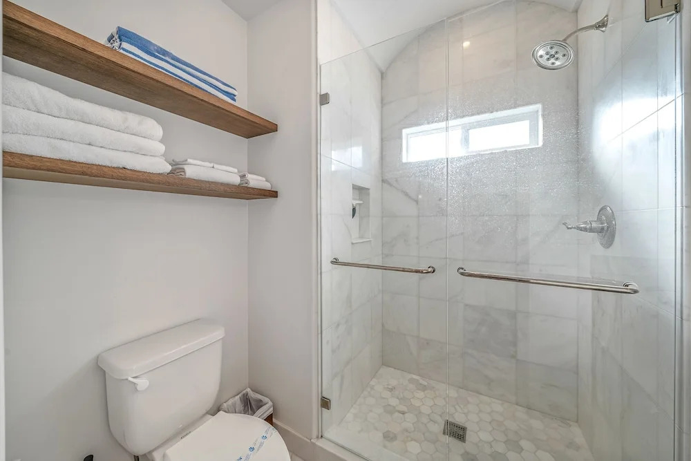 Charming 2 BDR Seaside Cottage 5 Min to Beach!