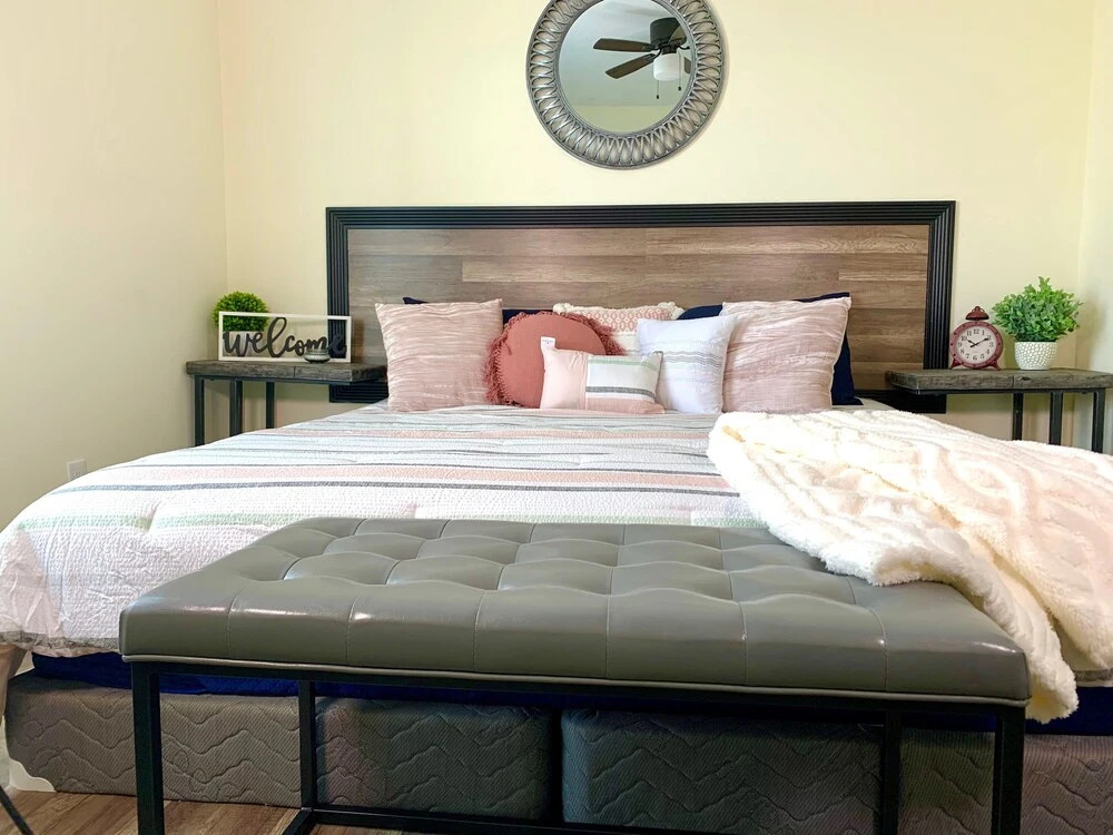 The Eastside Manor - Private Yard & Parking, Near Falls & Casino by Niagara Hospitality