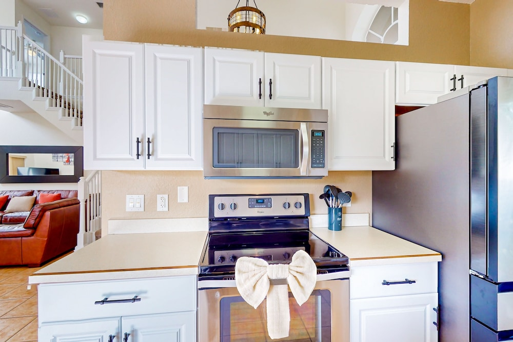 Spacious Home in a Great Neighborhood With Enclosed Pool & AC - Dog-friendly