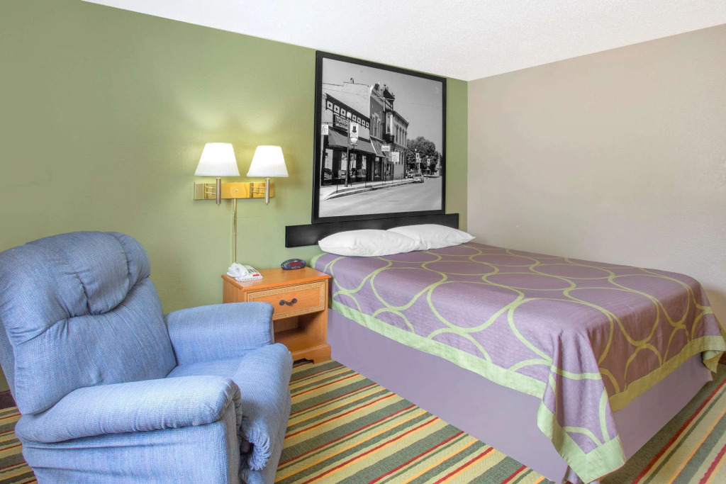 Super 8 by Wyndham Champaign
