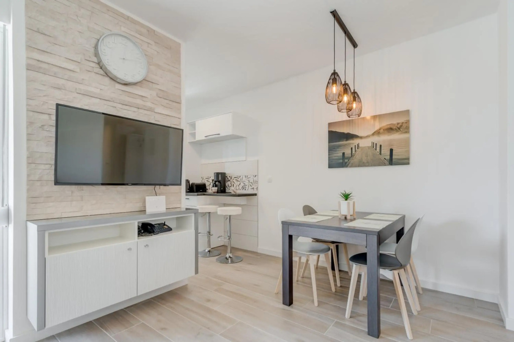 NEW apartment with POOL near center WITH 2 PARKING