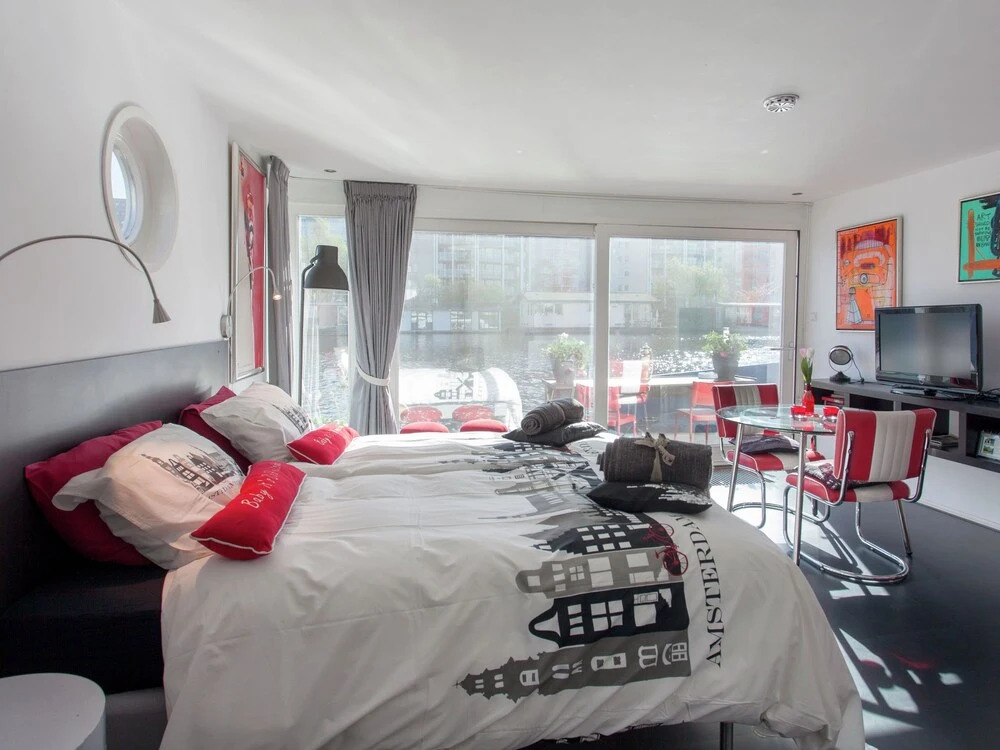 A Bed & Breakfast on a Splendid Houseboat
