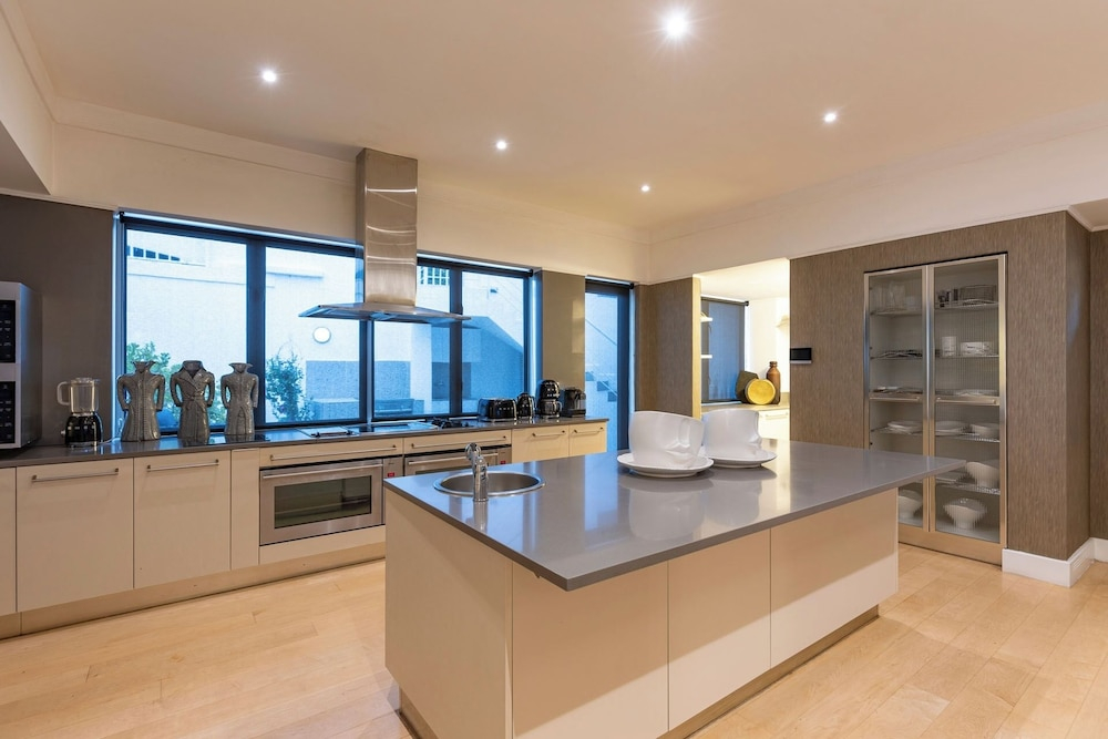 Clifton YOLO Spaces - Clifton White House Villa