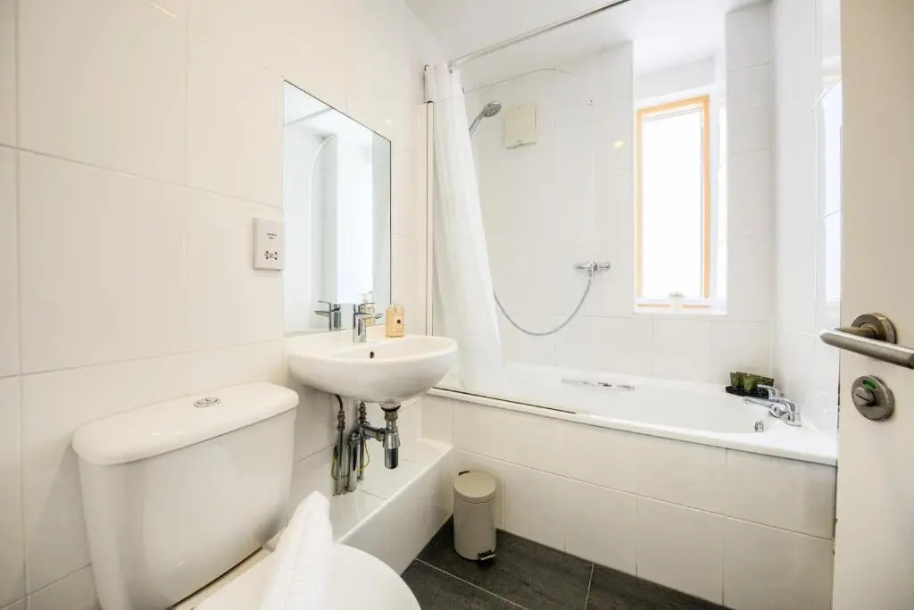 Coventry Luxury Townhouse City Centre Private Parking Sleeps 9 by EMPOWER HOMES rates incl VAT