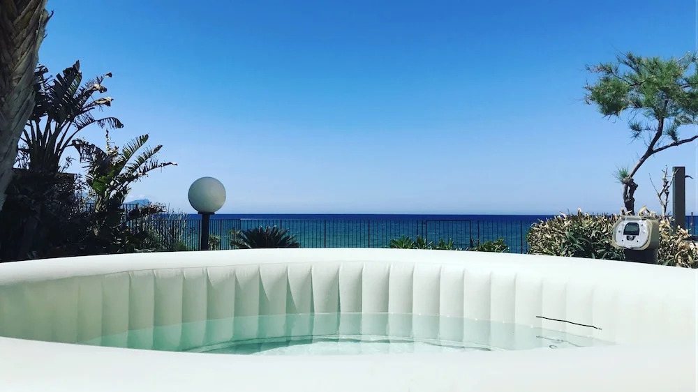 Dune Home, Beachfront Home With Three Bedrooms 9 PAX