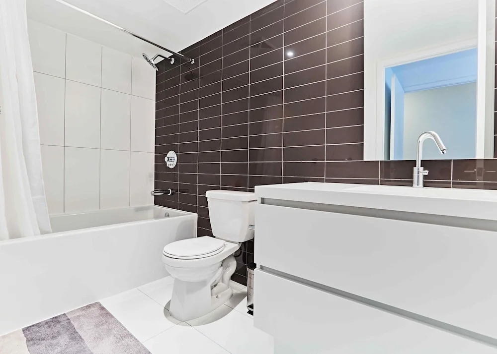 Sub-Penthouse 3BDR Corner W CN Tower Lake Views