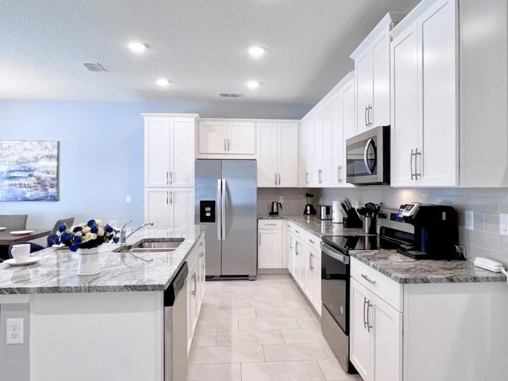 Beautiful 5 Bedroom Town Home with Splash Pool 5 Home by RedAwning