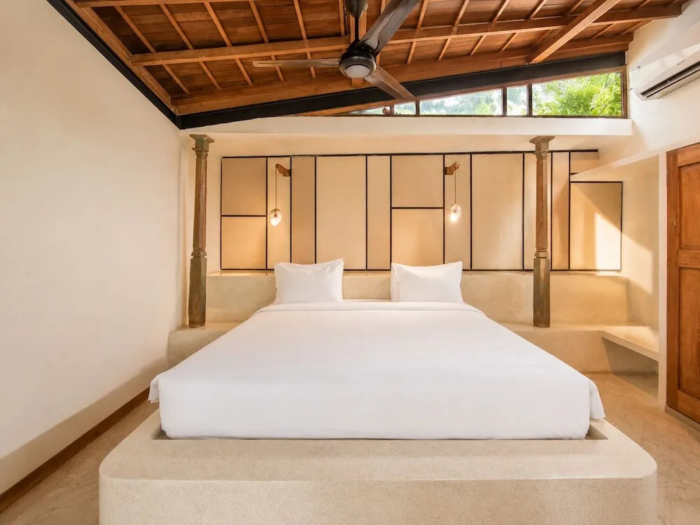 Modern 2-BR Art Deco Villa, 800m from the Beach