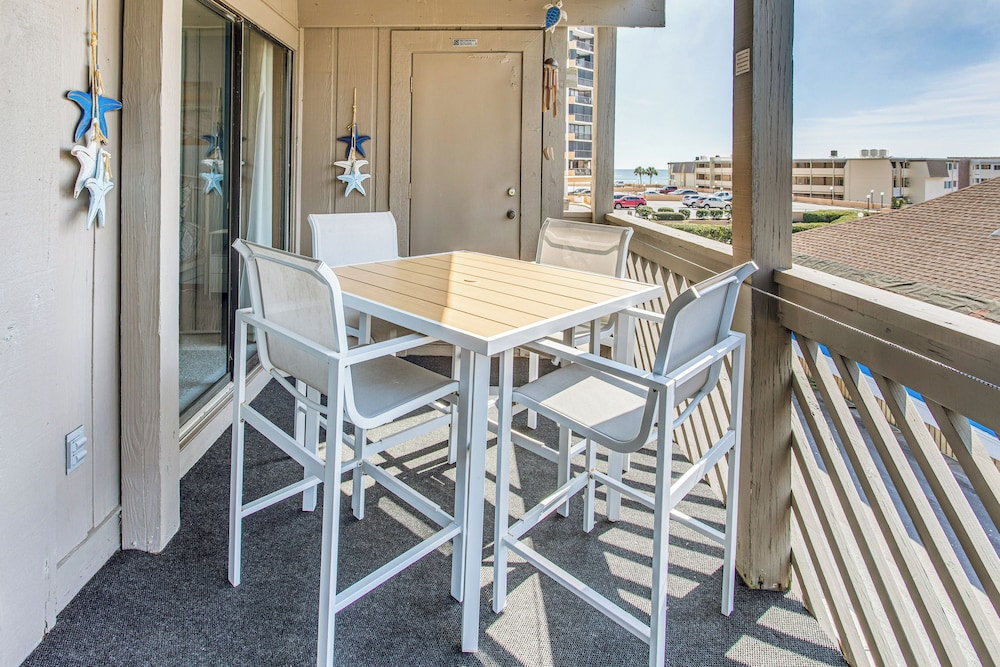 Walk to Ocean: Condo w/ 3 Pools in Myrtle Beach