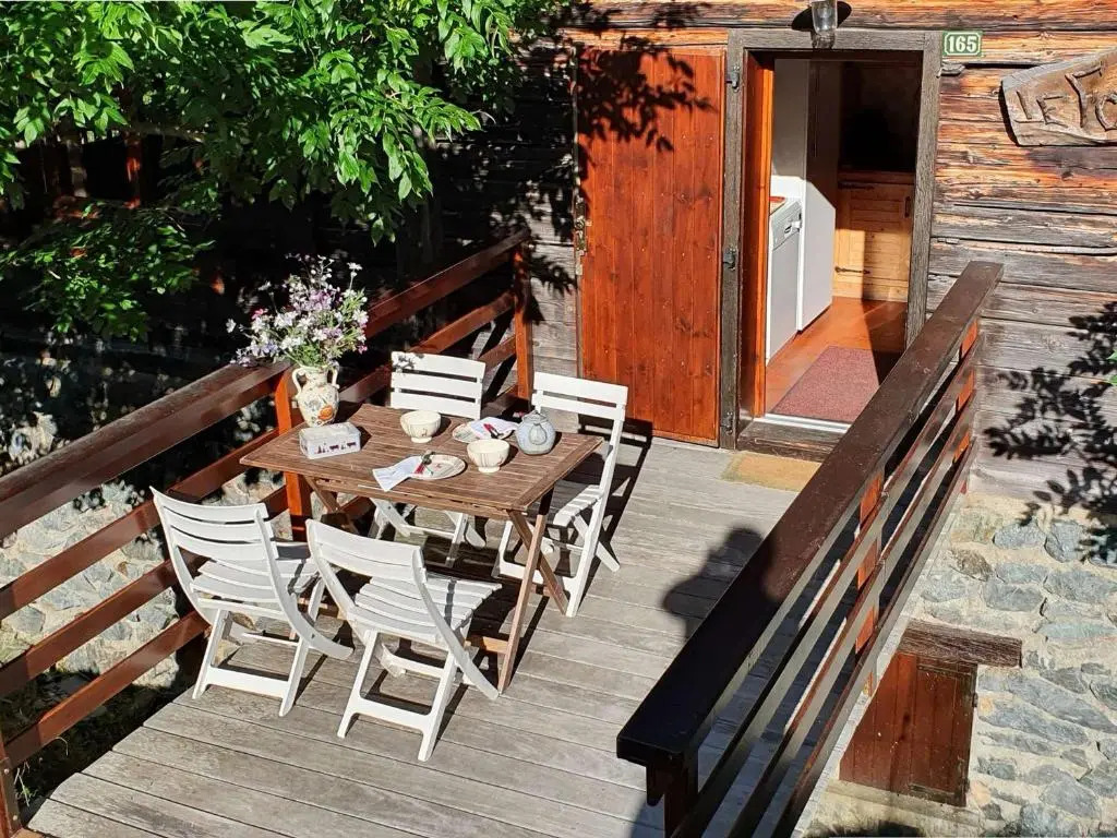 Chalet chaleureux pour 10 personnes avec cheminée et internet, proche des pistes - FR-1-342-224
