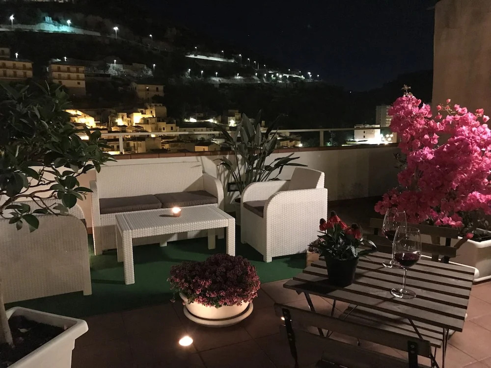 Holiday Rooms Portale Pirrera
