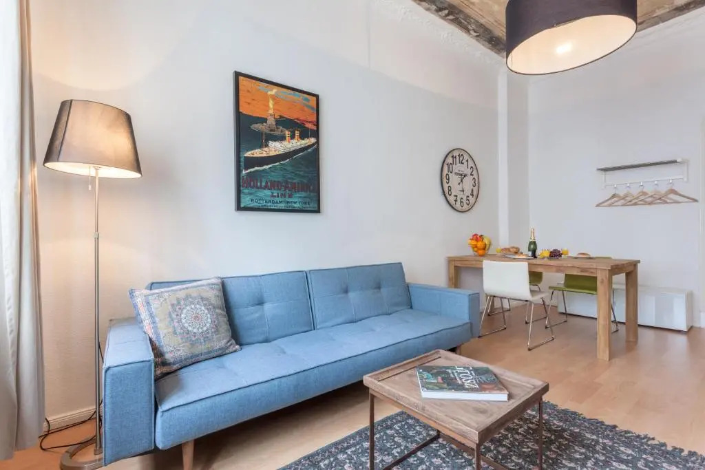 The Gleditsch - Central Schöneberg location, 1BR, 1 living room, group friendly, ideal for 2 - 4 Guests