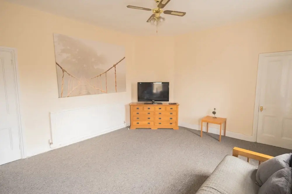 Three Bedroom Apartment Next To Pub