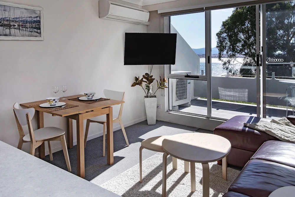 Horizons 216 - Lake Jindabyne Waterfront
