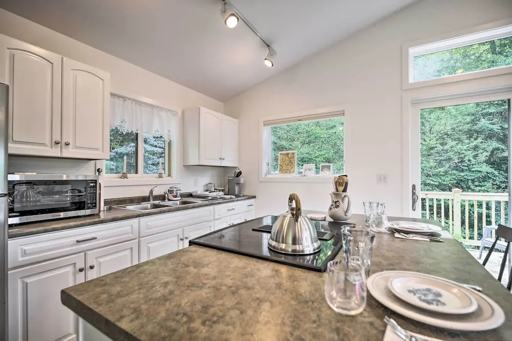 Airy & Bright Hideaway Near Smugglers' Notch!