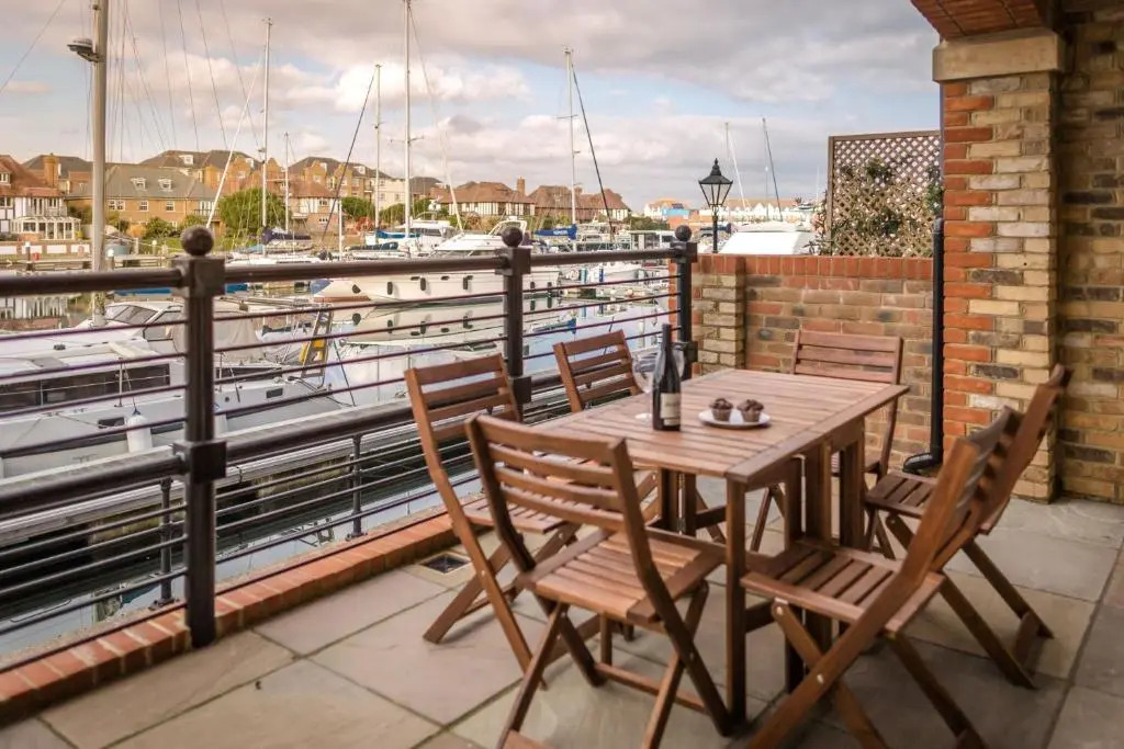 Silver Strand - modern 3-bed with water views & 3 bathrooms!