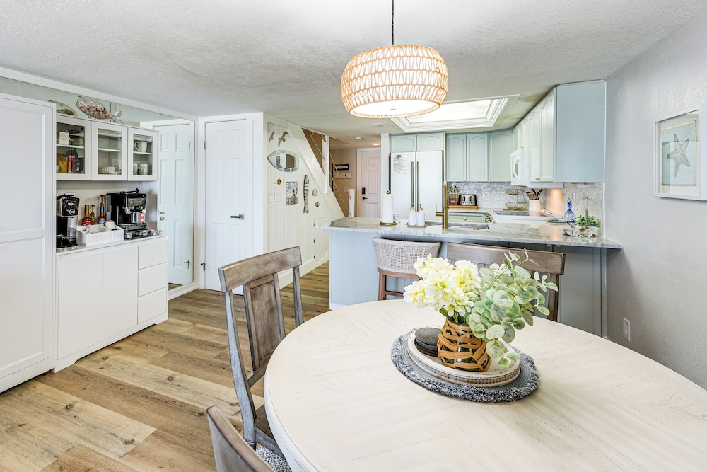 Beachfront! Indian Rocks Beach Condo w/ Balcony
