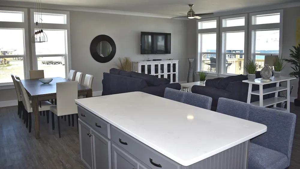 Sonny Daze - 105 Quebec Ct