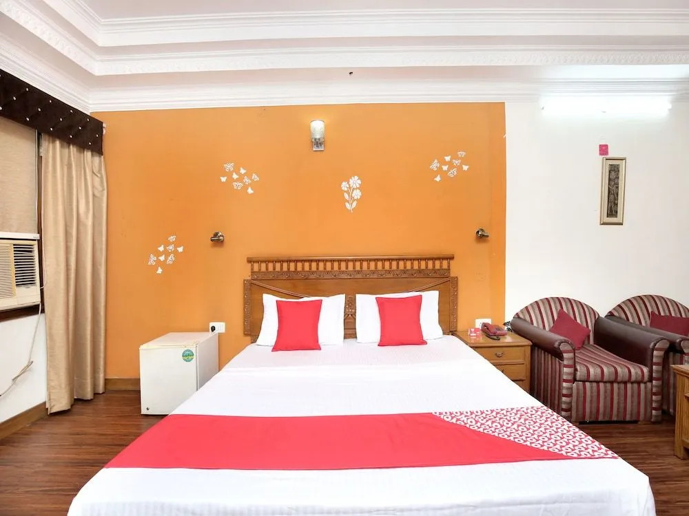 OYO 16376 Hotel Paras
